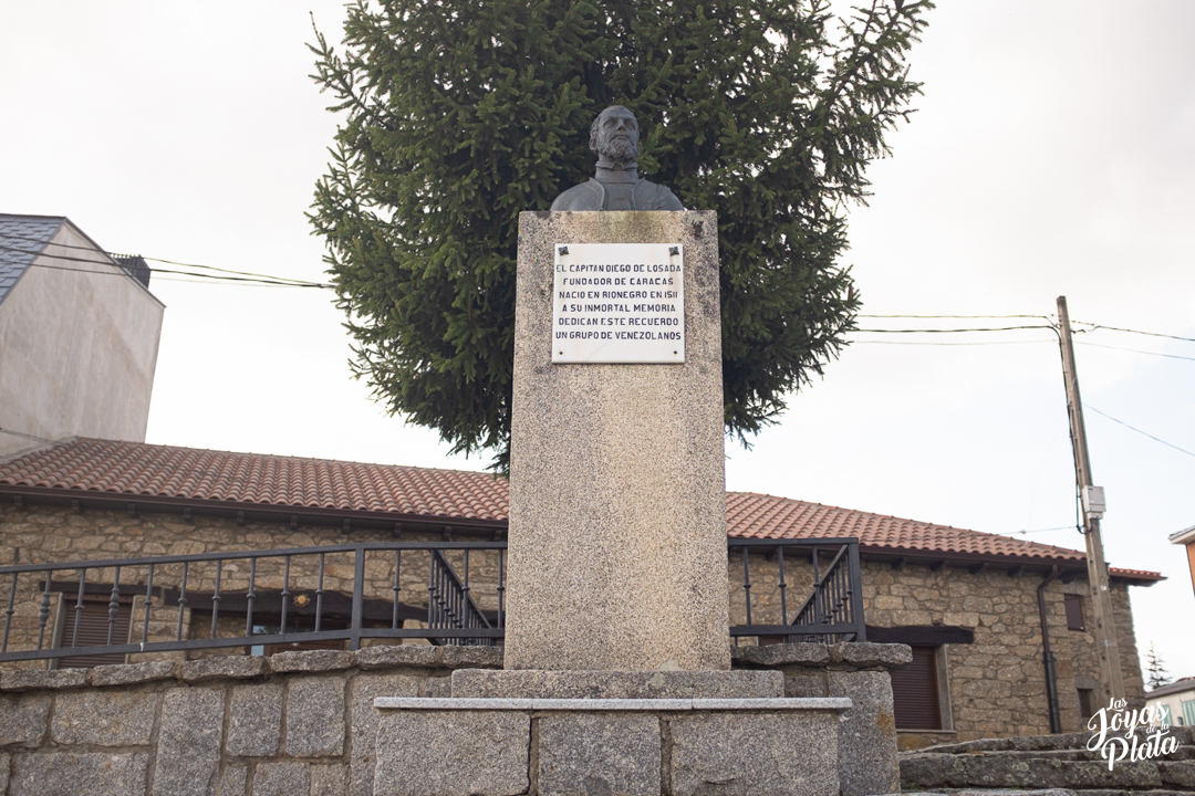 La estatua en honor a Diego Losada