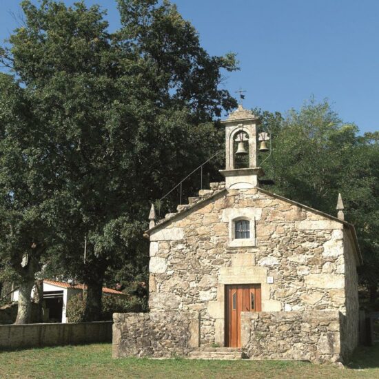 Capilla y Fuente de Santiaguiñode San Pedro de Vilanova en Vedra