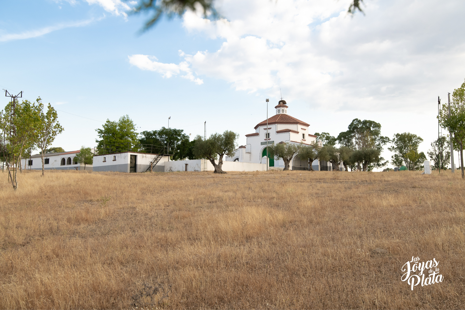 La ermita de San Isidro en la dehesa extremeña