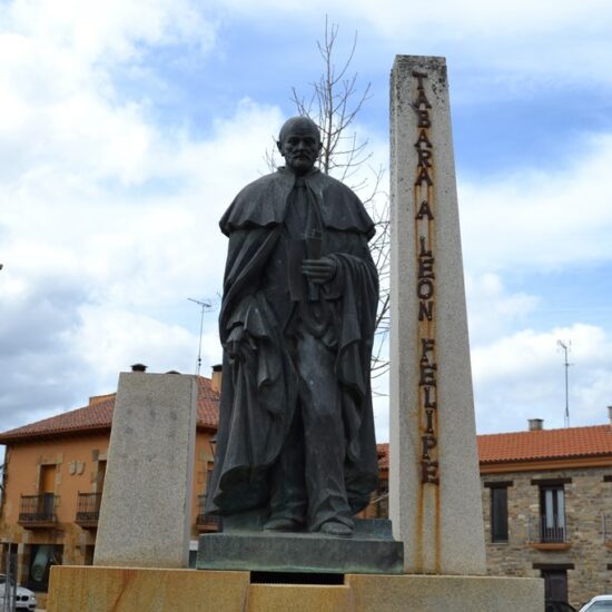La estatua de León Felipe en Tábara