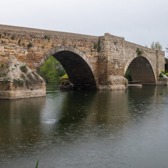 rio orbigo bajo el puente romano de la vizana de maire de castroponce en la etapa 25 de nuestro camino de la plata a santiago por la provincia de leon