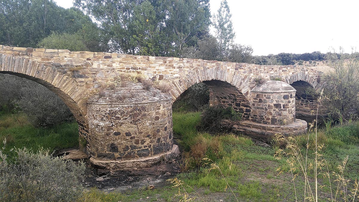puente de valimbre en cuevas en el camino de santiago por la via de la plata